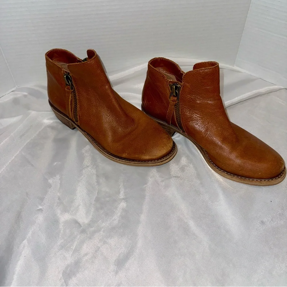 Ladies Size 7 M Brown Leather Ankle Boots w/Zippers‎ Casual Chic Distressed